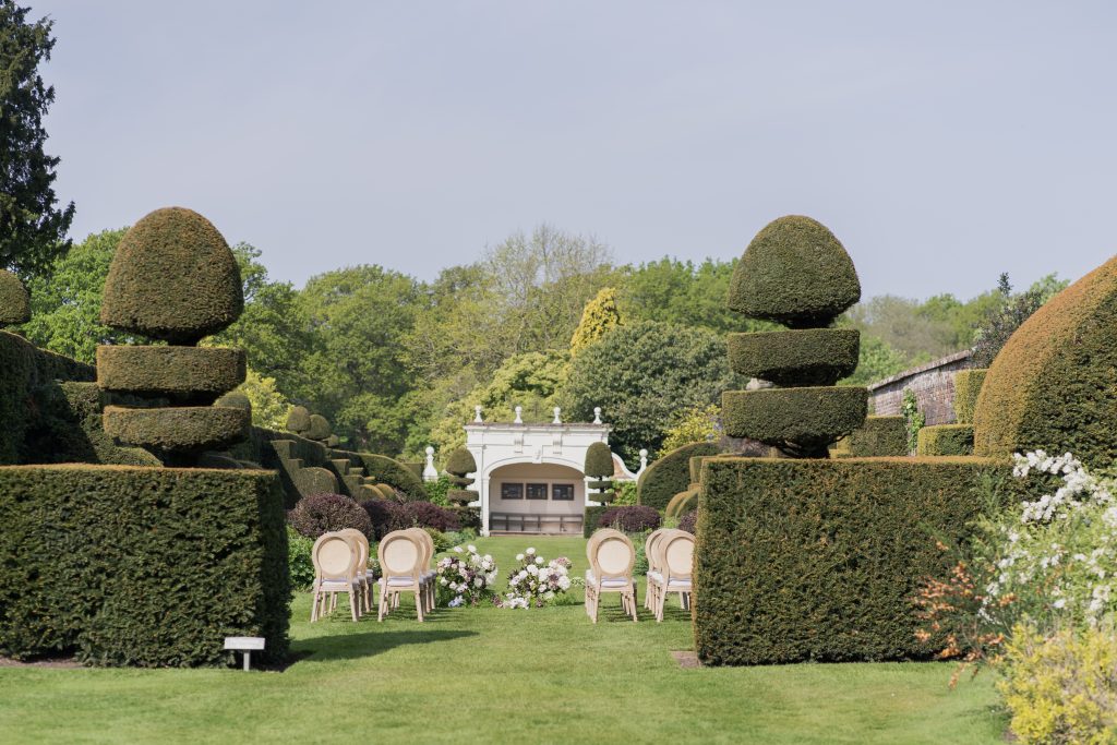 What is the difference between a venue coordinator vs wedding planner